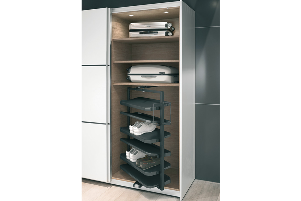 Pull out shoe rack, rotating 180°, for up to 20 or 50 pairs of shoes