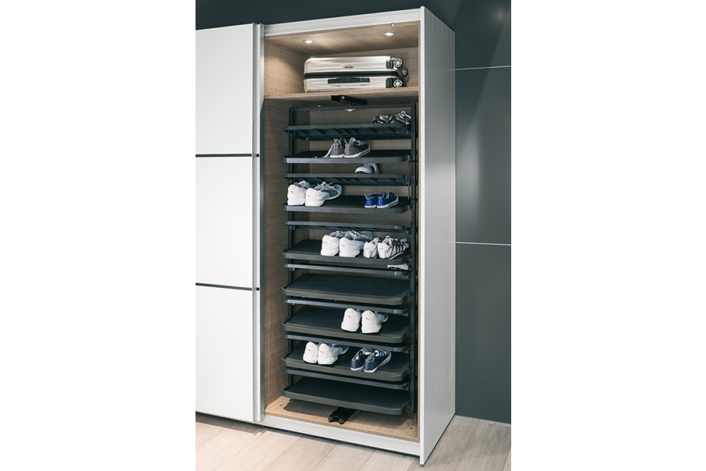 Pull out shoe rack, rotating 180°, for up to 20 or 50 pairs of shoes