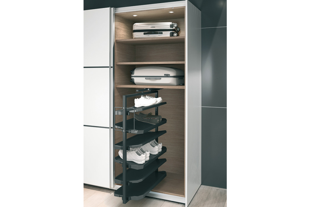 Pull out shoe rack, rotating 180°, for up to 20 or 50 pairs of shoes