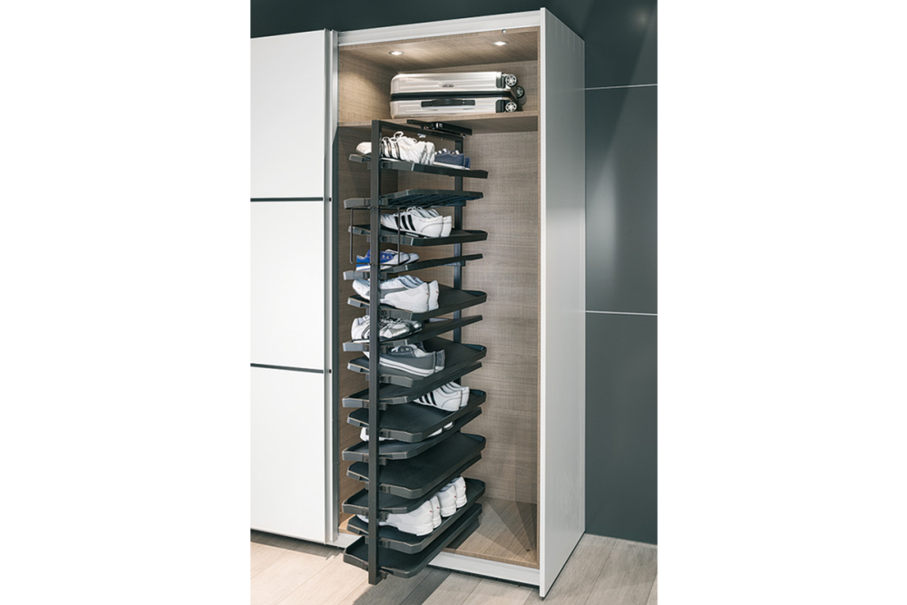 Pull out shoe rack, rotating 180°, for up to 20 or 50 pairs of shoes