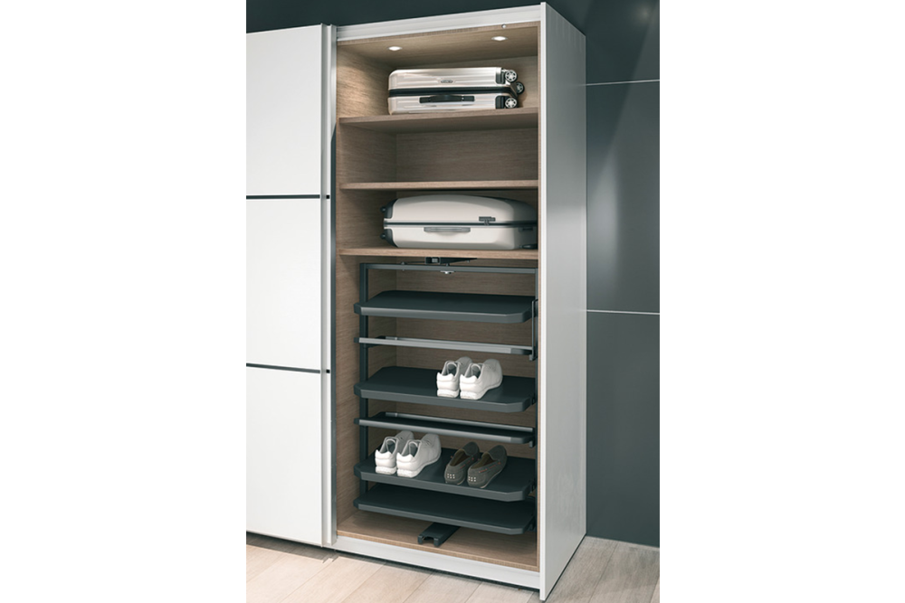 Pull out shoe rack, rotating 180°, for up to 20 or 50 pairs of shoes