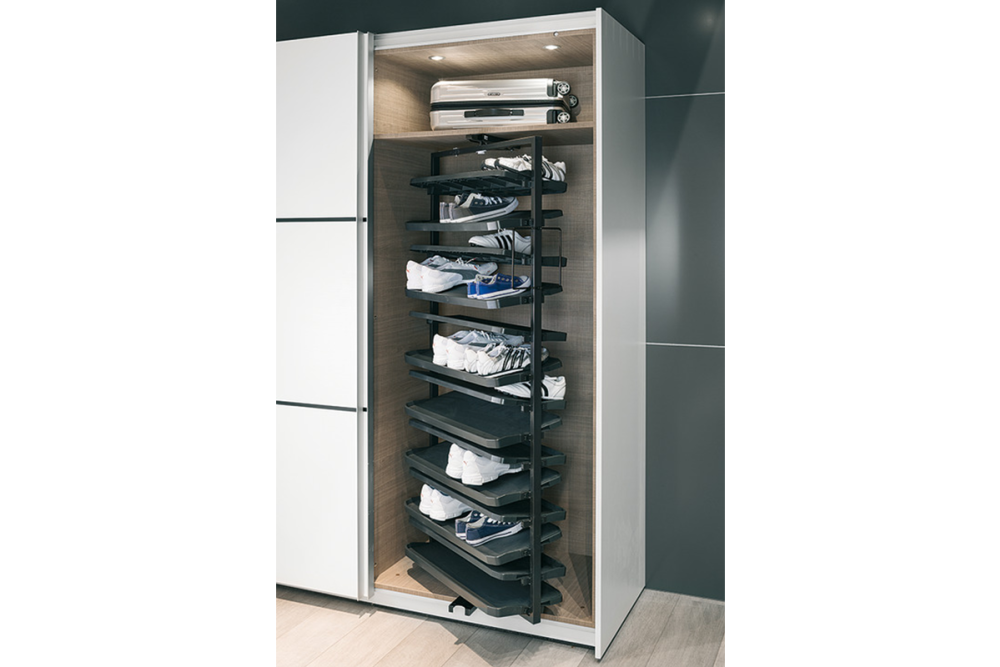 Pull out shoe rack, rotating 180°, for up to 20 or 50 pairs of shoes