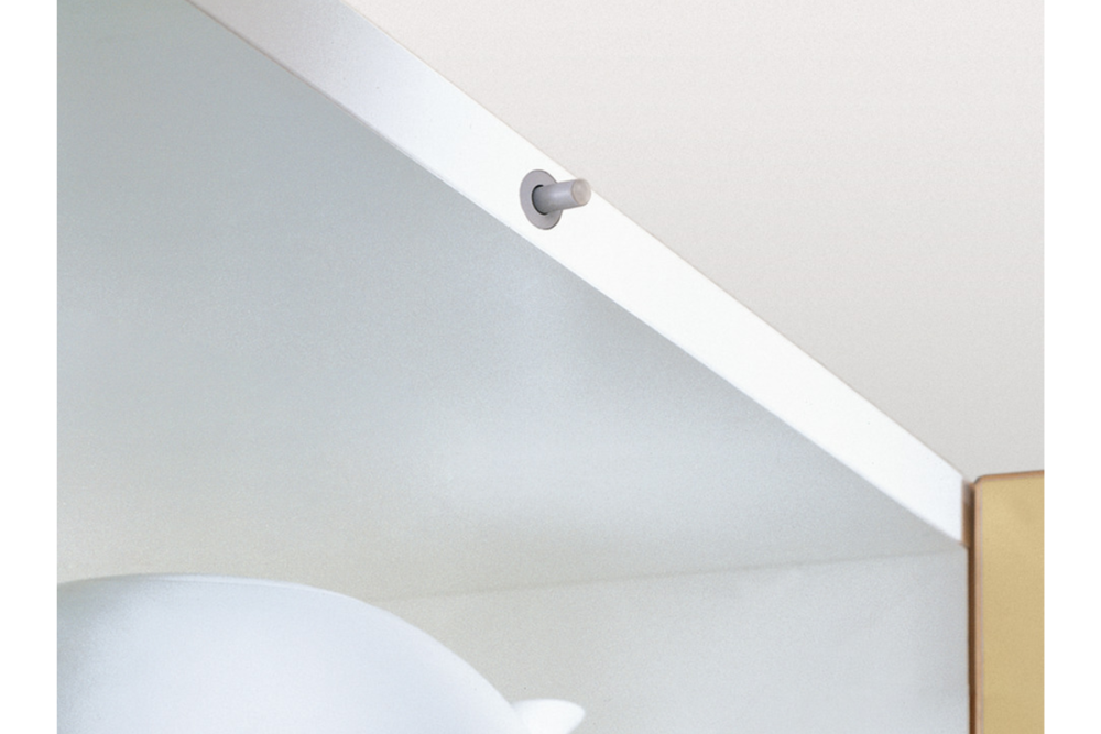 Soft closing mechanism for doors, Smove, for installation in side panels opposite the hinge side