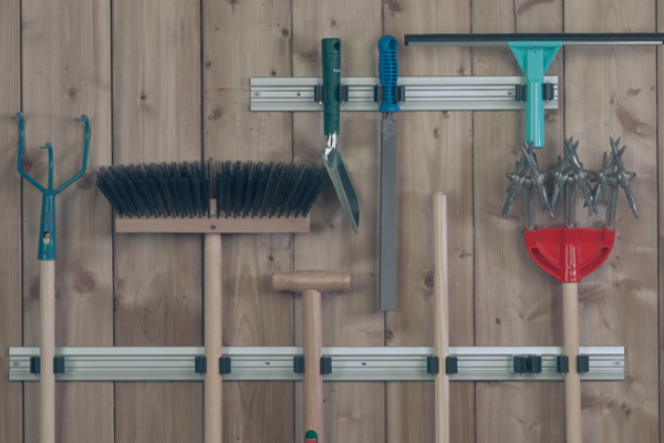 Broomstick holder, Triple, movable clamps